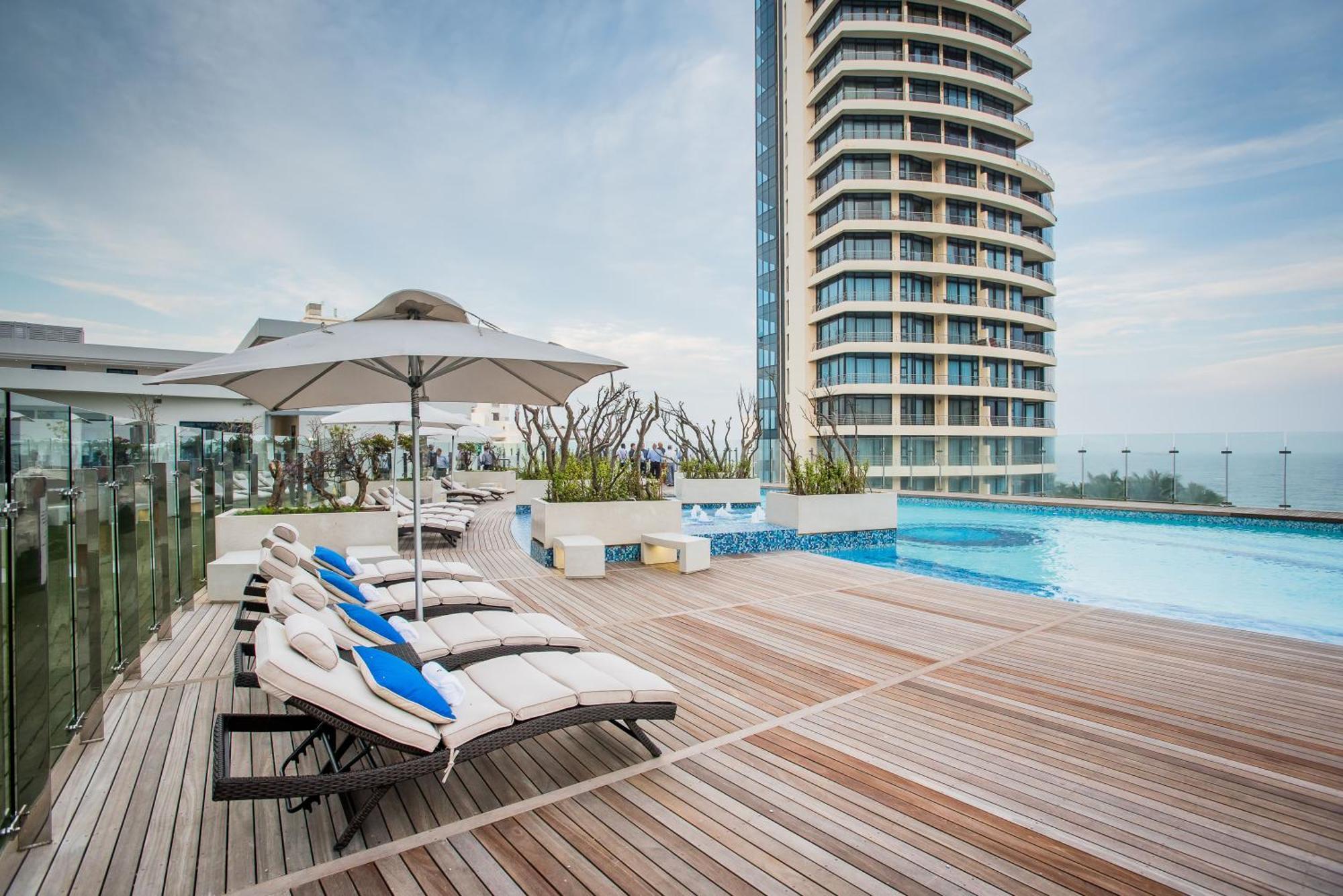 The Capital Pearls Hotel Durban Exterior foto The swimming pool at the hotel