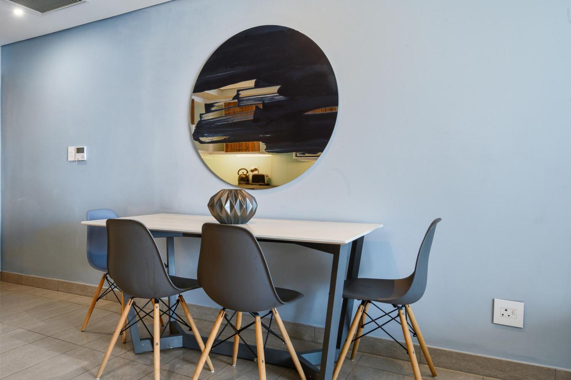 The Capital Pearls Hotel Durban Exterior foto A dining room with a table and chairs